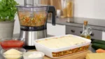 Gemuese-Lasagne mit Zutaten vorbereitet in der Kuechenmaschine